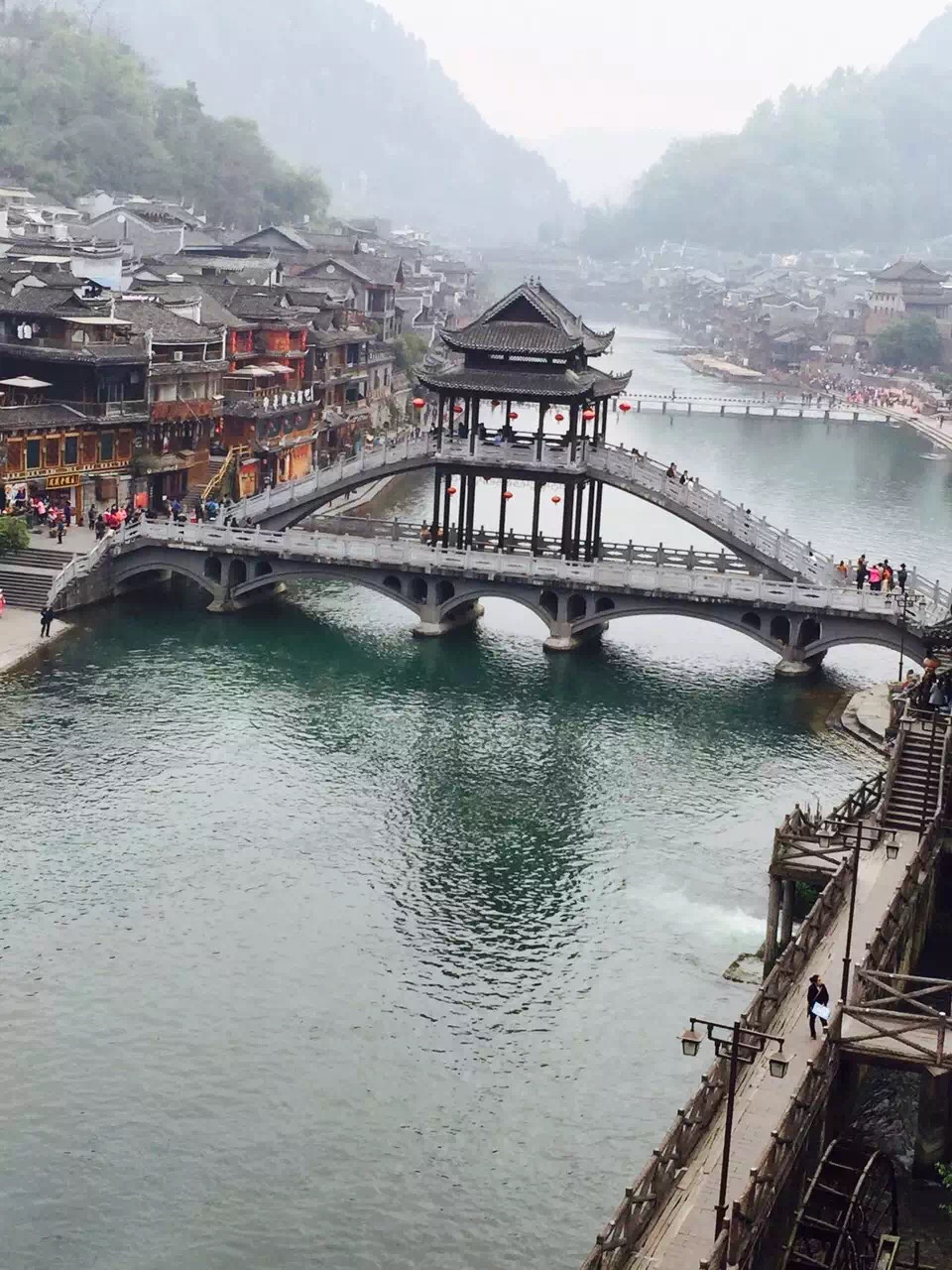 古镇清晨水雾朦胧的风雨桥.JPG