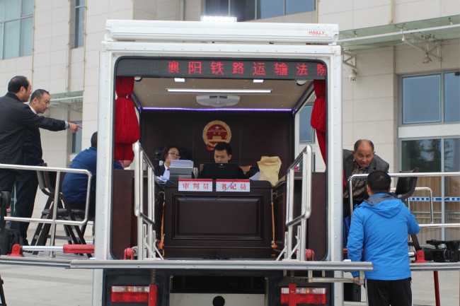 (1)巡回审判,现场调解.JPG